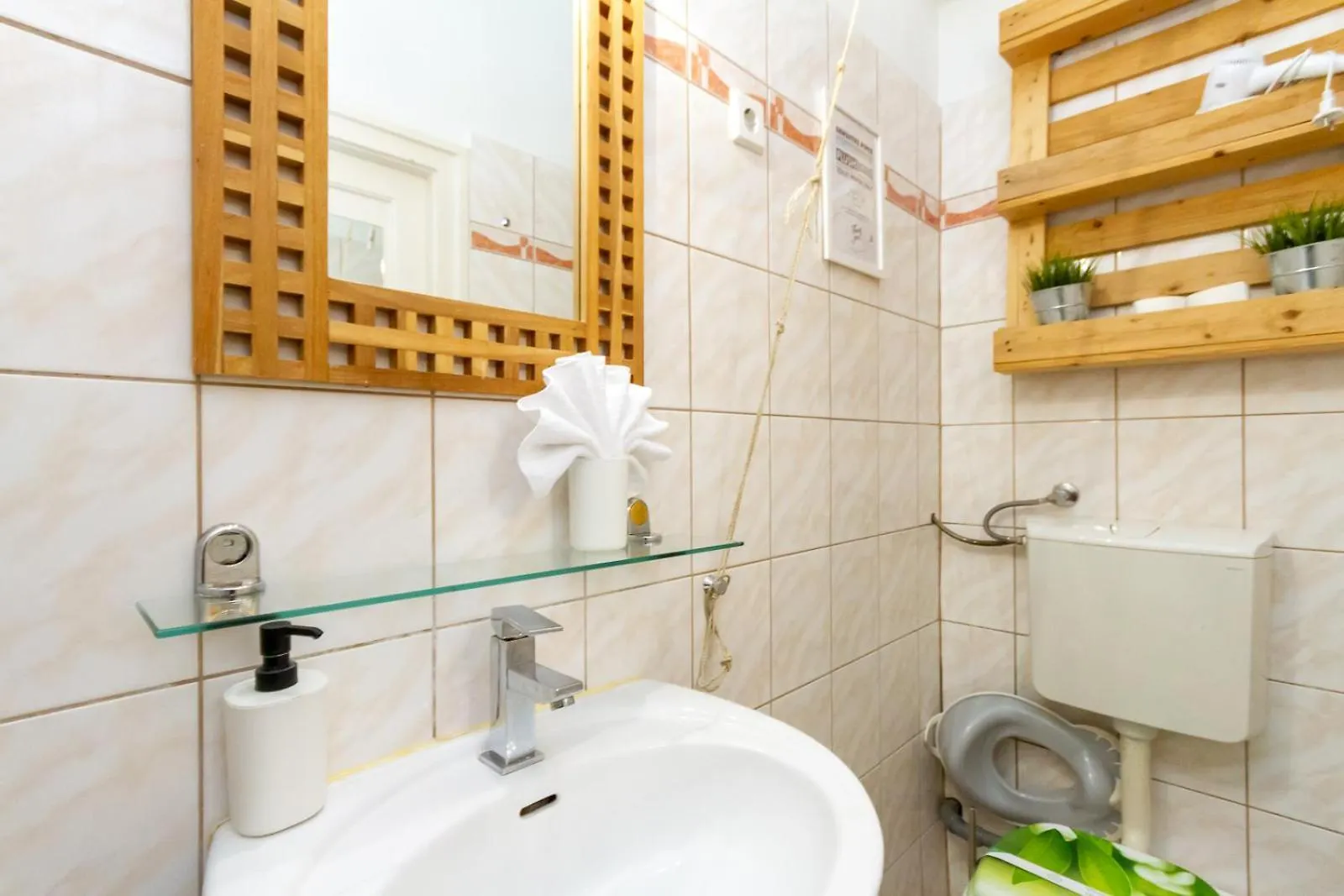 Bee-Happy Apartment Downtown Budapest 0*,