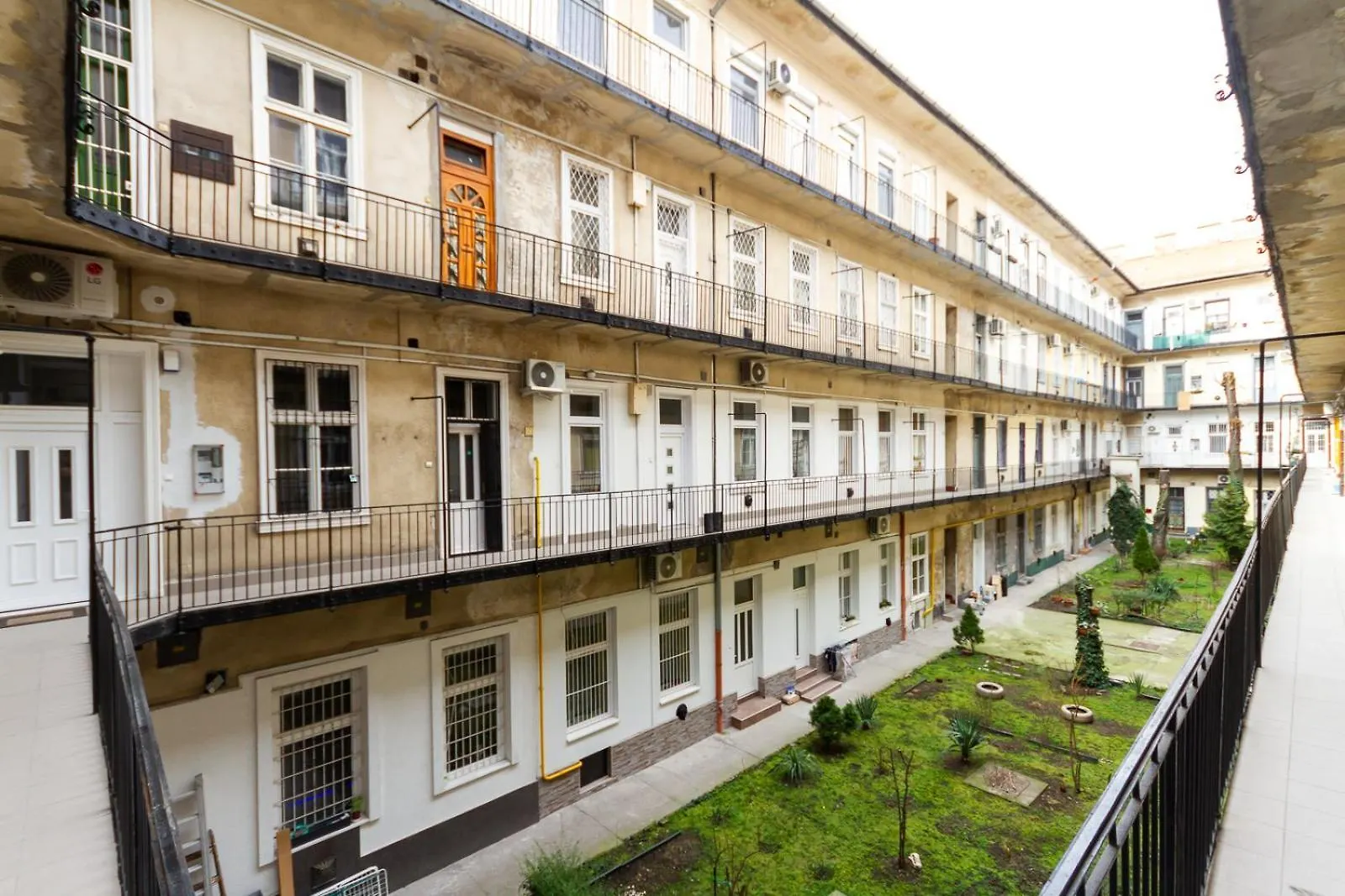 Bee-Happy Apartment Downtown Budapest 0*,